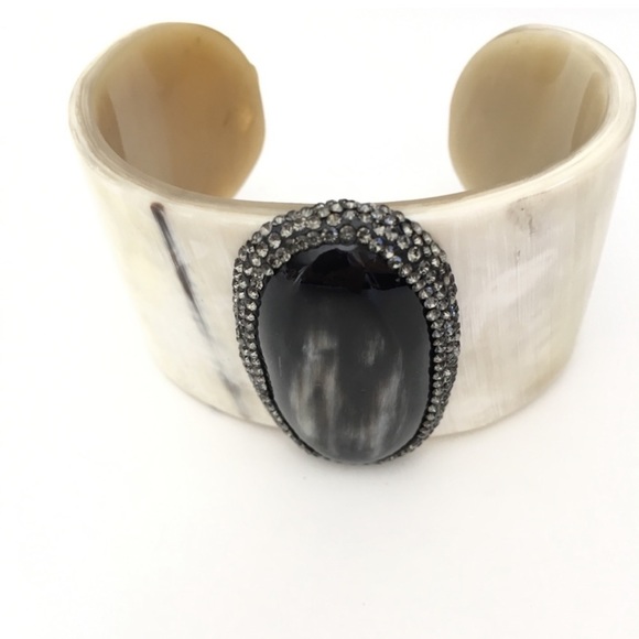 Buffalo Beige Horn w Black Onyx Center Embellished Rhinestone Cuff Bracelet - Picture 4 of 10